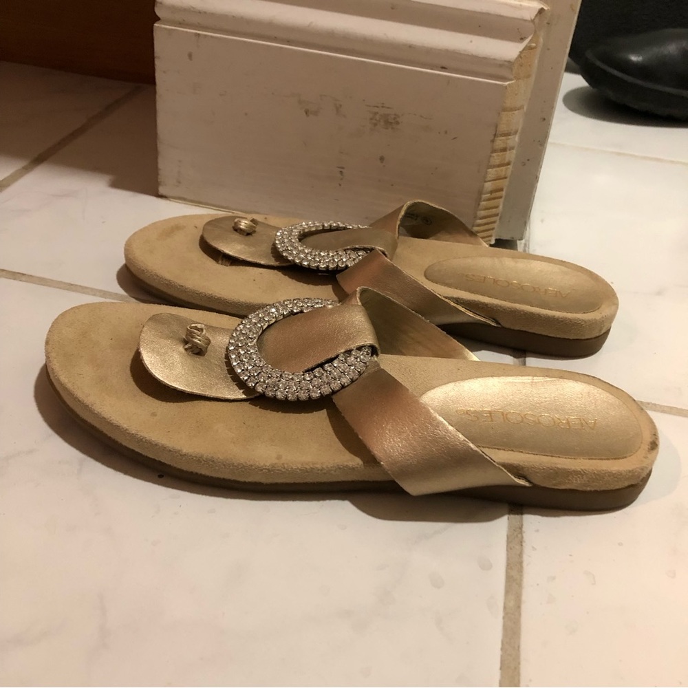 5.5 Aerosoles gold Disco Dance Ornamental Thong/Sandal